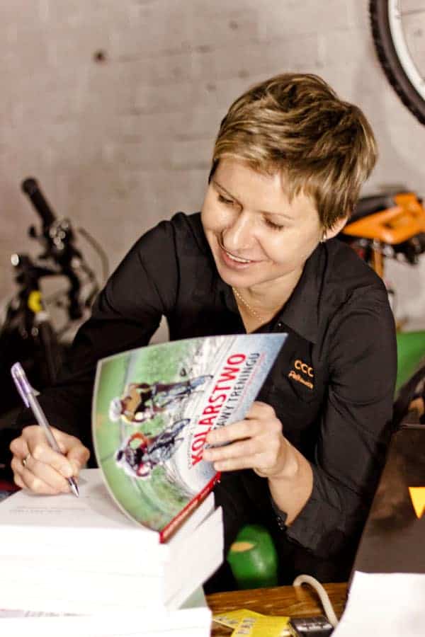Magdalena Sadłecka podpisuje książkę Kolarstwo podstawy treningu
