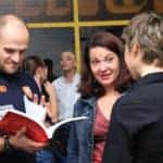 Magdalena Sadłecka podpisuje książkę Kolarstwo podstawy treningu
