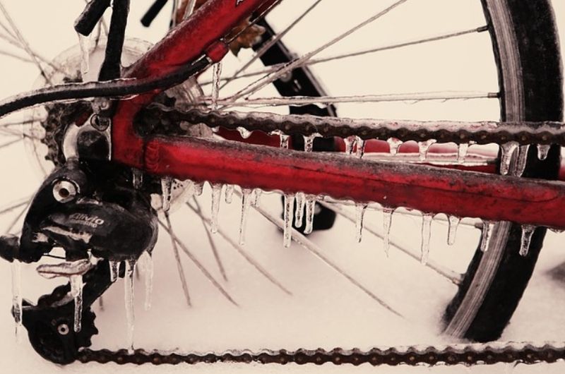 jazda rowerem zimą - zamarznięty rower