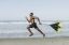 stan przepływu w sporcie - mężczyzna biegnie po plaży ze spadochronem treningowym