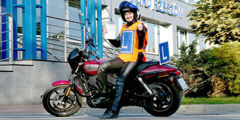 egzamin na prawo jazdy na motocykl - osoba zdająca egzamin