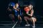 progresja w treningu siłowym - zdjęcie kobiety i mężczyzny na siłowni ćwiczących z różnej wielkości piłkami lekarskim